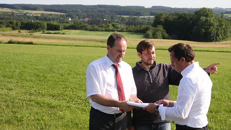 Hermann GottDer Abschluss des 90. Vereinsjubiläums der Gosberger Soldaten- und Veteranenkameradschaft hat es nochmals in sich gehabt. Hubert Aiwanger, der Landes-und zugleich Bundesvorsitzende der Freien Wähler (FW) schaute in Gosberg vorbei. In seinem Schlepptau war die Schlagersängerin Claudia Jung, die ebenfalls für die FW im Bayerischen Landtag sitzt. Während sich die beiden politischen Ehrengäste im VG-Gebäude ins Goldene Buch der Gemeinde Pinzberg eintrugen, warteten vor dem Gebäude etw...