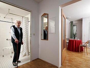 Bei Gehbeschwerden ist eine Wohnung ohne Türschwellen bereits eine große Erleichterung. Auch in Bad und Küche hilft die Technik, körperliche Einschränkungen wenigstens zum Teil auszugleichen. Foto: Archiv/Wüstenrot