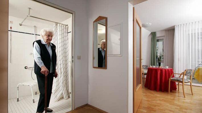 Bei Gehbeschwerden ist eine Wohnung ohne Türschwellen bereits eine große Erleichterung. Auch in Bad und Küche hilft die Technik, körperliche Einschränkungen wenigstens zum Teil auszugleichen. Foto: Archiv/Wüstenrot