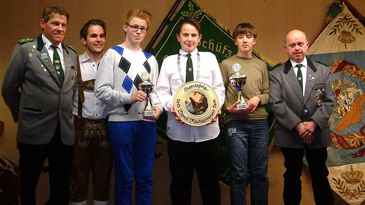 Schützenmeister Wolfgang Krines und Jugendleiter Florian Linke (von links) sowie Sportwart Stefan Flachsenberger (rechts) ehrten die Jugendkönige des Schützenvereins Sand (weiter von links): Veit Hofmann (Dritter), Jugendkönig David Flachsenberger und Vize-König Martin Heinz. Foto: ab