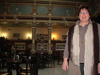 Gertraud Dorsch in dem von ihr betriebenen Bahnhofsbistro. Kaffeetrinken im Jugendstil-Ambiente wird dort auch weiterhin möglich sein - allerdings nicht mehr am Abend bei Live-Musik. Foto: Ramona Popp