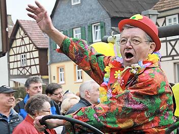 "Nussprügler! Klopf-klopf!" Der Faschingszug "Döberten-Express" schlängelte sich am Dienstagnachmittag durch den Döbertengrund.