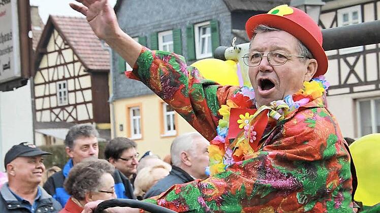 "Nussprügler! Klopf-klopf!" Der Faschingszug "Döberten-Express" schlängelte sich am Dienstagnachmittag durch den Döbertengrund.