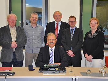 Abschied: Bürgermeister Johannes Wegner (sitzend) sowie (von links) Elmar Schmitt, Gerd Pfister, Josef Reichert, Ulrich Spieß und Sandra Frank. Es fehlt Georg Kirchner. Foto: Daniel Wiener