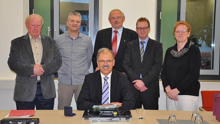 Abschied: Bürgermeister Johannes Wegner (sitzend) sowie (von links) Elmar Schmitt, Gerd Pfister, Josef Reichert, Ulrich Spieß und Sandra Frank. Es fehlt Georg Kirchner. Foto: Daniel Wiener