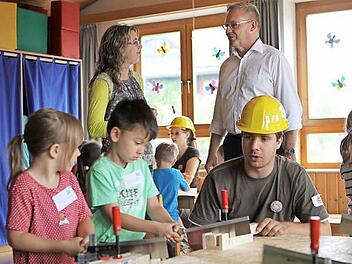 Beim Baumeistertag des Bauhandwerks durften die Nordhalbener Kindergartenkinder sich als richtige Handwerker fühlen.  Foto: Michael Wunder