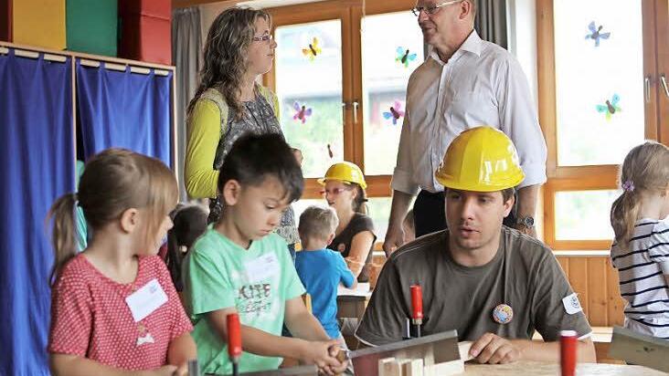 Beim Baumeistertag des Bauhandwerks durften die Nordhalbener Kindergartenkinder sich als richtige Handwerker fühlen.  Foto: Michael Wunder