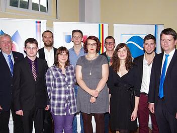 Kreishandwerksmeister Werner Paltian (links) ehrte folgende Gesellen für besondere Leistungen: (von links) Pascal Häusler, Christian Dahinten, Veronika Baumgarten, Martin Greb, Katharina Mehler, Dominik Hertel, Teresa Heurung, Jonas Fuchs. Zu den ersten Gratulanten zählte auch Landtagsabgeordneter Sandro Kirchner (rechts). Fotos: Klaus Werner