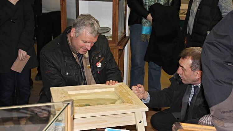 Als Melker versuchten sich Bürgermeister Jürgen Hennemann und stellvertretender Landrat Oskar Ebert, wobei dieser leichte Vorteile für sich verbuchen konnte. Foto: Helmut Will