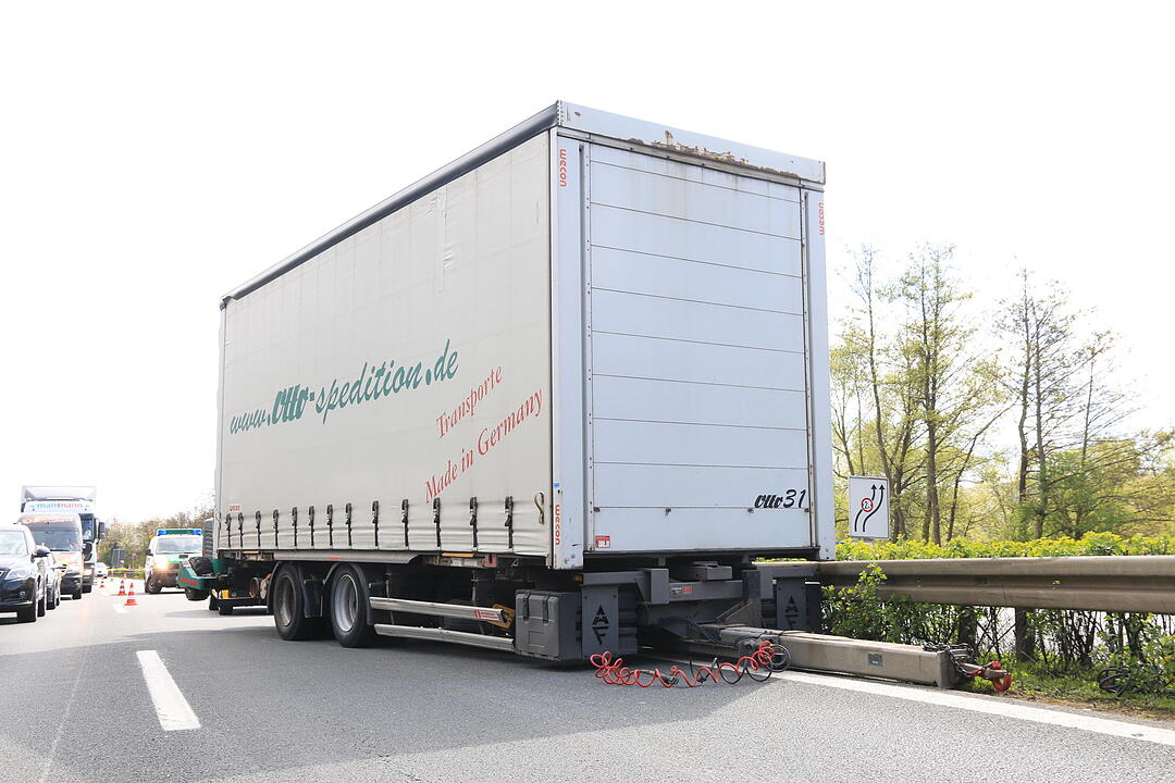 Lkw-Anhänger löst sich auf A73 bei Forchheim