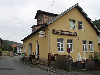 Im Spiegel wird sich das Stadtbild grundlegend verändern, wenn die Gastwirtschaft "Schwanenbräukeller" abgerissen und das dazugehörige Gelände mit zwei großen Mehrfamilien-Wohnhäusern bebaut wird. Damit verschwindet wieder ein Stück Geschichte der Bierstadt Kulmbach. Foto: Stephan Tiroch