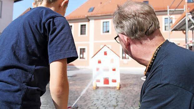 Eine Win-win-Situation: Die Kinder durften sich wie ein Feuerwehrmann fühlen und die Feuerwehr konnte auf sich aufmerksam machen.