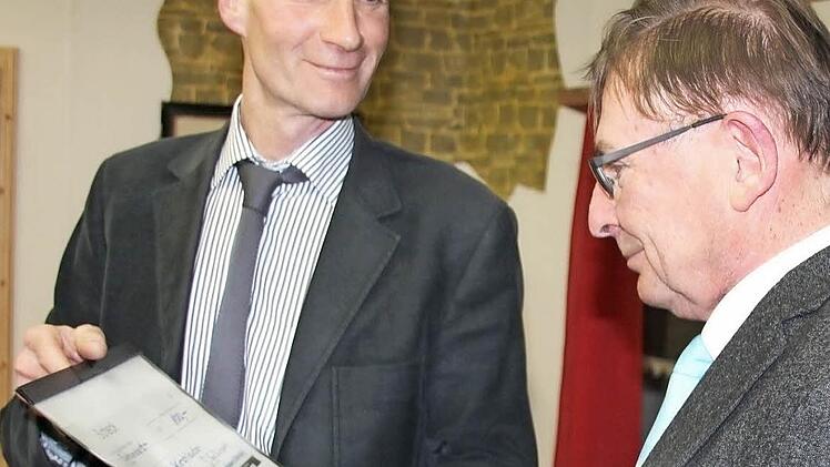 Der neue Kreisvorsitzende Jürgen Schubert (links) überreichte ein Geldgeschenk an Vorsitzenden Peter Kirchner. Foto: Ralf Kestel