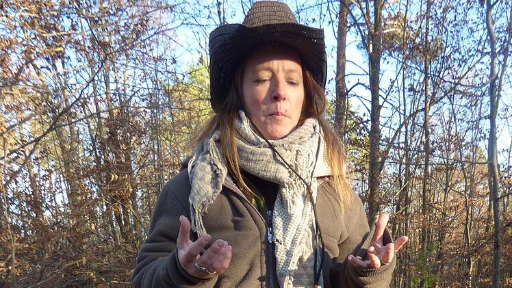 Die Wanderführerin und Barfuß-Expertin Yvonne  DikomeyThomas Weichert