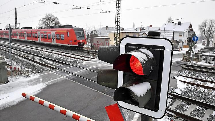 Knackpunkt für den barrierefreien Umbau ist der beschrankte Bahnübergang an der Weide.