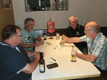 Die Pflege der Wirtshauskultur ist den Mitgliedern des Stammtisches "Die Zechbrüder" wichtig. Dazu gehört das Kartenspiel. Unser Bild zeigt (von links) Uwe Wittmann, Uwe Braunersreuther, Ottmar Neff und Alfred Schreier. Foto: Tobias Braunersreuther