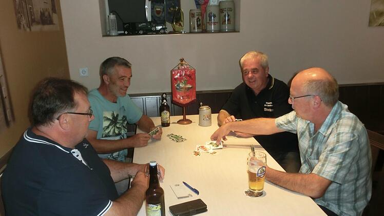 Die Pflege der Wirtshauskultur ist den Mitgliedern des Stammtisches "Die Zechbrüder" wichtig. Dazu gehört das Kartenspiel. Unser Bild zeigt (von links) Uwe Wittmann, Uwe Braunersreuther, Ottmar Neff und Alfred Schreier. Foto: Tobias Braunersreuther