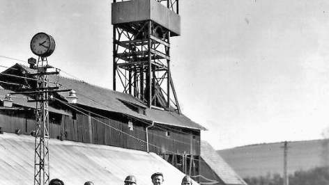 Die Belegschaft im März 1968 mit Betriebsleiter Bergbau-Ingenieur Rudolf Rossmann (mittlere Reihe, Sechster von rechts). Im Hintergrund der Förderturm, der 1975 demontiert wurde.  Repro: Gerd Fleischmann