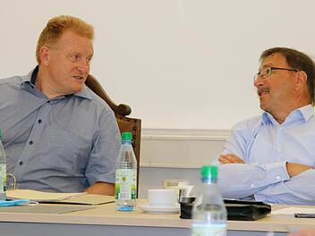Die Führungsspitze bleibt: Bürgermeister Matthias Klement (Maßbach, links)  wurde als Vorsitzender des Abwasserzweckverbandes Obere Lauer bestätigt,  ebenso sein Stellvertreter, Bürgermeister Riedel Heckenlauer  (Stadtlauringen, rechts). Foto: Dieter Britz