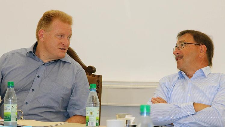 Die Führungsspitze bleibt: Bürgermeister Matthias Klement (Maßbach, links)  wurde als Vorsitzender des Abwasserzweckverbandes Obere Lauer bestätigt,  ebenso sein Stellvertreter, Bürgermeister Riedel Heckenlauer  (Stadtlauringen, rechts). Foto: Dieter Britz