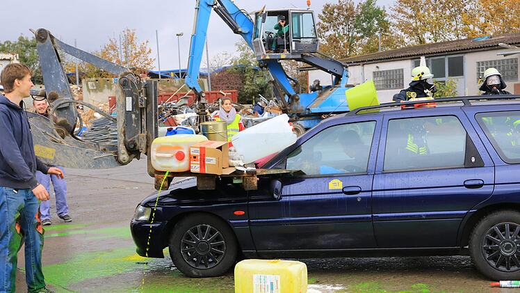 Nicht nur Verletzungen, auch die Gesamtsituation - wie hier bei einem Gefahrstoffunfall - muss bei der Übung realistisch wirken. Foto: Bernhard Loose