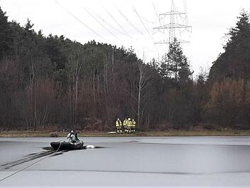 Um einen toten Schwan zu bergen, arbeiteten THW und Feuerwehr am Donnerstag (19. Februar 2021) Hand in Hand. Das Tier war auf einem der Oberndorfer Weiher im Landkreis Erlangen-H&ouml;chstadt entdeckt worden.