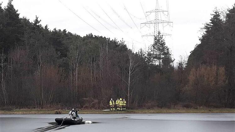 Um einen toten Schwan zu bergen, arbeiteten THW und Feuerwehr am Donnerstag (19. Februar 2021) Hand in Hand. Das Tier war auf einem der Oberndorfer Weiher im Landkreis Erlangen-Höchstadt entdeckt worden.