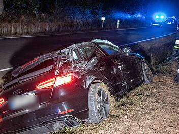 Mit 1,6 Promille hinterm Steuer: Auto kommt von Stra&szlig;e ab und &uuml;berschl&auml;gt sich