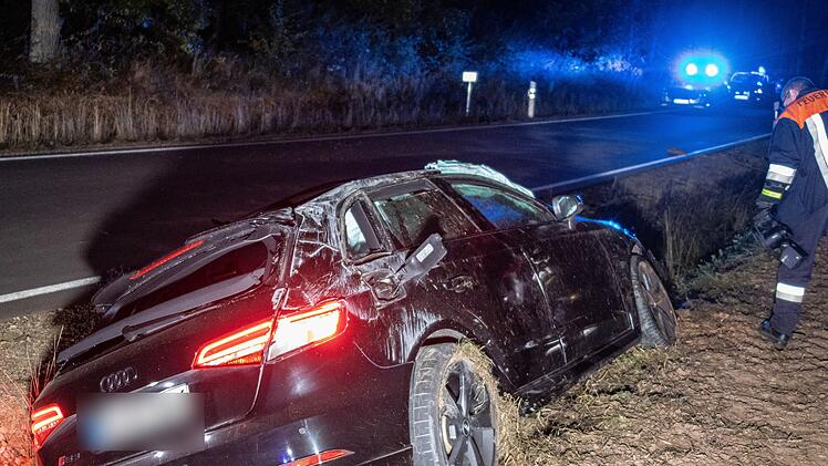 Mit 1,6 Promille hinterm Steuer: Auto kommt von Stra&szlig;e ab und &uuml;berschl&auml;gt sich