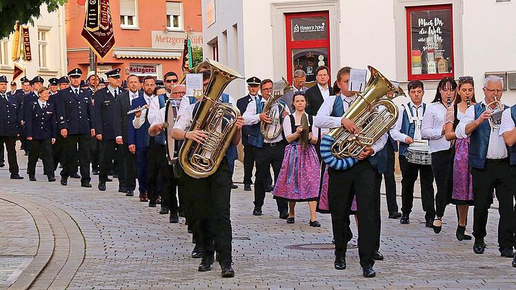 Ein langer Zug bewegte sich nach dem Floriansgottesdienst durch die Innenstadt von Bad Staffelstein in Richtung Moll-Halle.