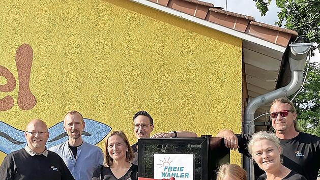 Der Gewinn aus dem Dorffestival ist in einen Kühlschrank geflossen. Das Foto zeigt die Spender bei der Übergabe mit dem Hemhofener Jugendpfleger Jörg Thiergärtner und der Vorstandschaft der Freien Wähler Hemhofen-Zeckern.