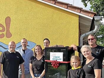 Der Gewinn aus dem Dorffestival ist in einen Kühlschrank geflossen. Das Foto zeigt die Spender bei der Übergabe mit dem Hemhofener Jugendpfleger Jörg Thiergärtner und der Vorstandschaft der Freien Wähler Hemhofen-Zeckern.