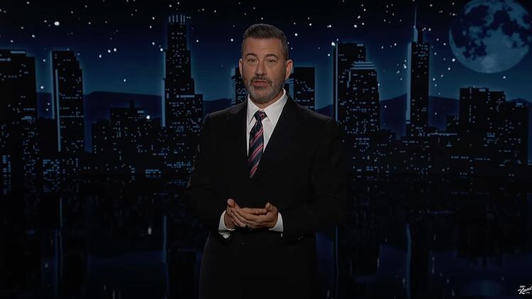 Am Dienstagabend meldete sich US-Moderator Jimmy Kimmel mit ungewohnt emotionalen Worten nach seiner Suspendierung zurück.