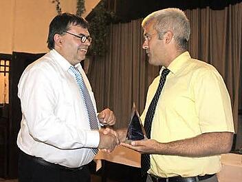 Der Ludwigsstadter Bürgermeister Timo Ehrhardt (rechts) übergab den Vorsitz an seinen Tschirner Kollegen Peter Klinger. Er wird voraussichtlich zwei Jahre dieses Amt als Vorsitzender der ARGE Rennsteig ausführen. Foto: Veronika Schadeck
