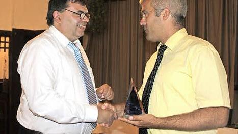 Der Ludwigsstadter Bürgermeister Timo Ehrhardt (rechts) übergab den Vorsitz an seinen Tschirner Kollegen Peter Klinger. Er wird voraussichtlich zwei Jahre dieses Amt als Vorsitzender der ARGE Rennsteig ausführen. Foto: Veronika Schadeck