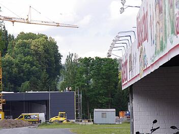 Die Bierhallen stehen zurzeit noch einsam auf dem Festplatz. In wenigen Wochen wird hier jedoch wieder ein buntes Treiben herrschen, wenn die Schausteller ihre Attraktionen aufgebaut haben. Mancher Freischießen-Besucher wird sich heuer allerdings nach einer neuen Parkmöglichkeit umsehen müssen, denn auf einer früheren Parkfläche (im Hintergrund) entsteht gerade ein Autohaus. Foto: Marco Meißner
