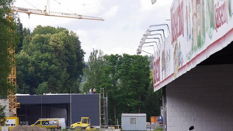 Die Bierhallen stehen zurzeit noch einsam auf dem Festplatz. In wenigen Wochen wird hier jedoch wieder ein buntes Treiben herrschen, wenn die Schausteller ihre Attraktionen aufgebaut haben. Mancher Freischießen-Besucher wird sich heuer allerdings nach einer neuen Parkmöglichkeit umsehen müssen, denn auf einer früheren Parkfläche (im Hintergrund) entsteht gerade ein Autohaus. Foto: Marco Meißner