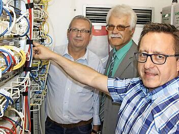 Jürgen Weigand (von links), Norbert Kühnl und Stephan Dausacker in der Technik-Zentrale von Hab-Net. Fotos: Ralf Ruppert/Stadtwerke