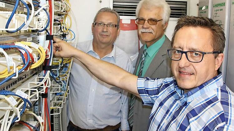 Jürgen Weigand (von links), Norbert Kühnl und Stephan Dausacker in der Technik-Zentrale von Hab-Net. Fotos: Ralf Ruppert/Stadtwerke