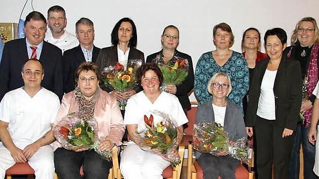 Einen wahren Ehrungsmarathon gab es am Klinikum Kulmbach: Sieben Männer und Frauen feierten ihr 25-jähriges Dienstjubiläum, zwei Mitarbeiterinnen halten dem Klinikum seit 40 Jahren die Treue. Landrat Klaus Peter Söllner (hinten, Zweiter von links) und Klinikums-Geschäftsführerin Brigitte Angermann (Dritte von rechts) sowie die Abteilungsleiter und der stellvertretende Personalratsvorsitzende Johnny Vierthaler (links) dankten den langjährigen Mitarbeitern für ihre Treue. Fotos: Sonny Adam