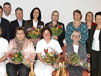 Einen wahren Ehrungsmarathon gab es am Klinikum Kulmbach: Sieben Männer und Frauen feierten ihr 25-jähriges Dienstjubiläum, zwei Mitarbeiterinnen halten dem Klinikum seit 40 Jahren die Treue. Landrat Klaus Peter Söllner (hinten, Zweiter von links) und Klinikums-Geschäftsführerin Brigitte Angermann (Dritte von rechts) sowie die Abteilungsleiter und der stellvertretende Personalratsvorsitzende Johnny Vierthaler (links) dankten den langjährigen Mitarbeitern für ihre Treue. Fotos: Sonny Adam