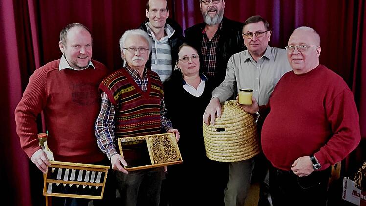 Für die nächsten Jahre im Amt beim "Imkerverein Kirchlauter und Umgebung" (von links) Reinhold Stöhr, Karl Schmitt, Kreisvorsitzender Jürgen Schubert, Lucia Hofmann, Dieter Adrian, Vorsitzender Peter Kirchner und Georg Hümmer. Foto: Günther Geiling