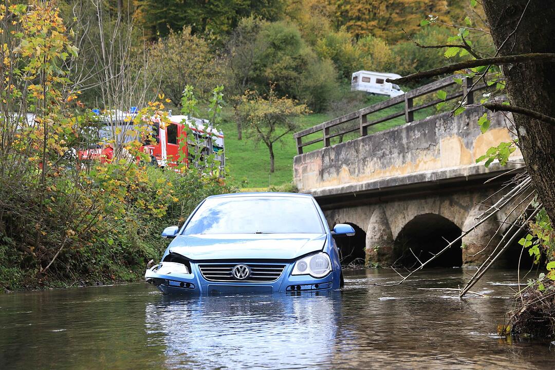 Landkreis Forchheim: Auto landet im Fluss