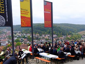 Einen schönen Blick bietet der Terroir f-Aussichtspunkt in Ramsthal, der sich großer Beliebtheit erfreut.  Die Mauer unterhalb der Anlage soll ein Stück verlängert werden.Gerd Schaar/Archiv
