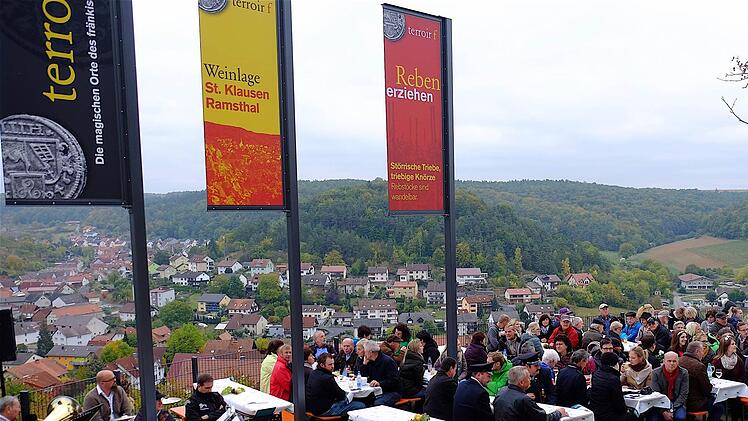 Einen schönen Blick bietet der Terroir f-Aussichtspunkt in Ramsthal, der sich großer Beliebtheit erfreut.  Die Mauer unterhalb der Anlage soll ein Stück verlängert werden.Gerd Schaar/Archiv