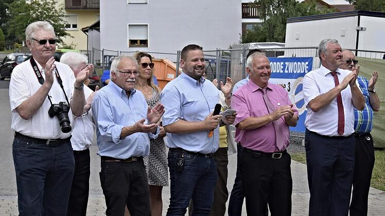 Die Ehrengäste  und Verantwortlichen der Sportfreunde Unterpreppach erwarteten die Gruppen des Festzuges. Das Foto zeigt von links Ehrenvorsitzenden Helmut Will, Stadtrat Manfred Fausten (verdeckt), Ehrenamtsbeauftragten Alfred Heinemann, Stadträtin Ulrike Zettelmeier, Vorsitzenden Dominik Präger, Schirmherrn Werner Riegel, Bürgermeister Jürgen Hennemann und Pater Rudolf Theiler.Philipp Ebert