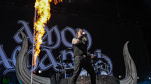 Amon Amarth bei Rock im Park 2019: Ganz viel Metal und Feuer bringt die Fans zum Durchdrehen