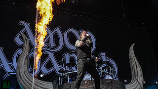 Amon Amarth bei Rock im Park 2019: Ganz viel Metal und Feuer bringt die Fans zum Durchdrehen