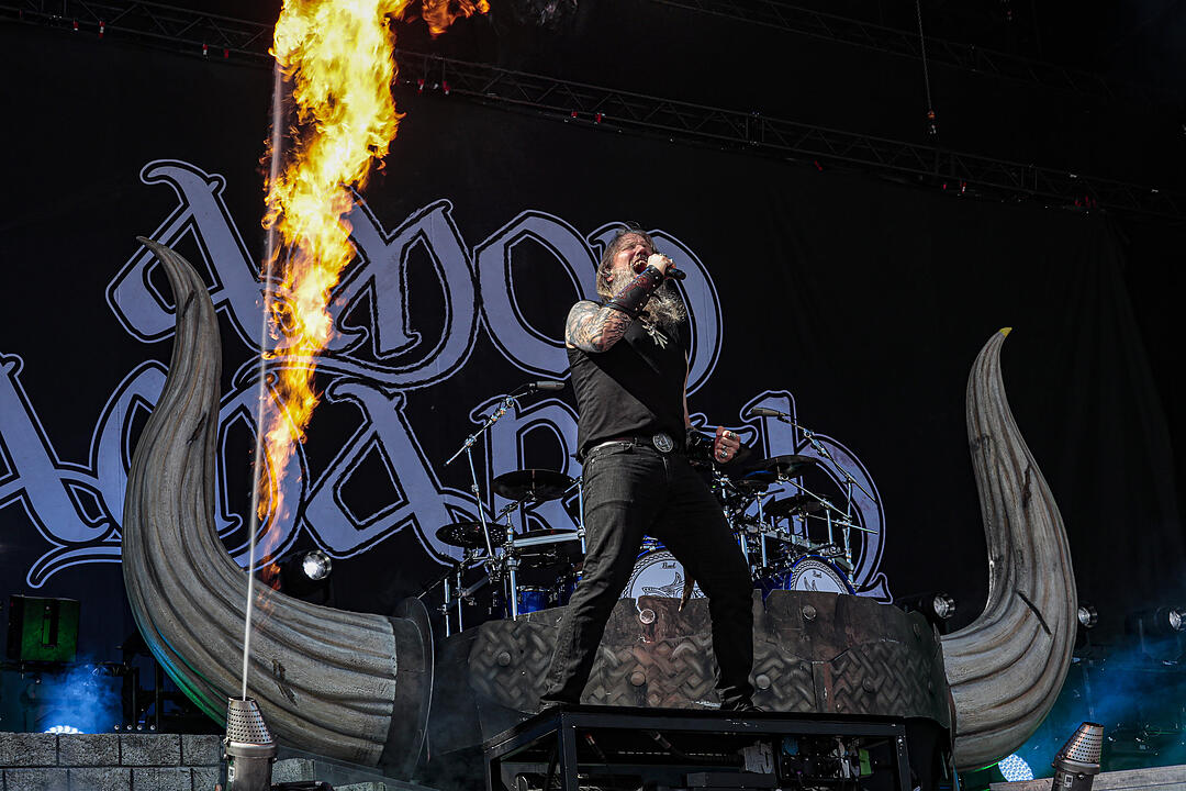 Amon Amarth bei Rock im Park 2019: Ganz viel Metal und Feuer bringt die Fans zum Durchdrehen