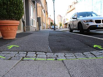 Die Gehwege sind schon gekennzeichnet, am Mittwoch beginnen die Arbeiten. Thomas Malz